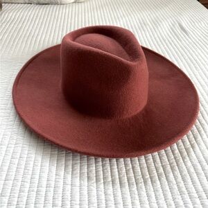 *SOLD* Women’s 100% wool hat.